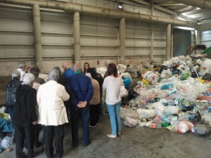 Visita dos idosos ao Centro de Processamento de Resíduos