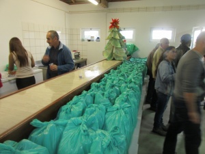 Câmara de Santa Cruz Presenteia Funcionários com Cabaz de Natal