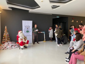 Conv&iacute;vio de Natal com crian&ccedil;as que recebem o apoio &agrave; Natalidade